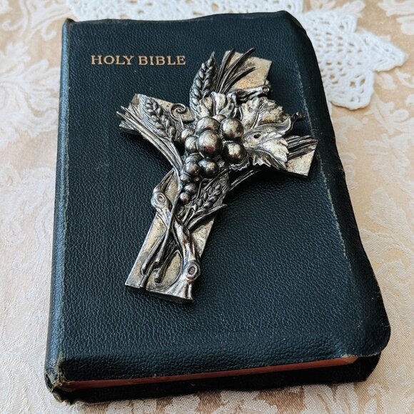 Vintage Arthur Court Pewter Cross with 3D Wheat and Grapes - Picture 10 of 11